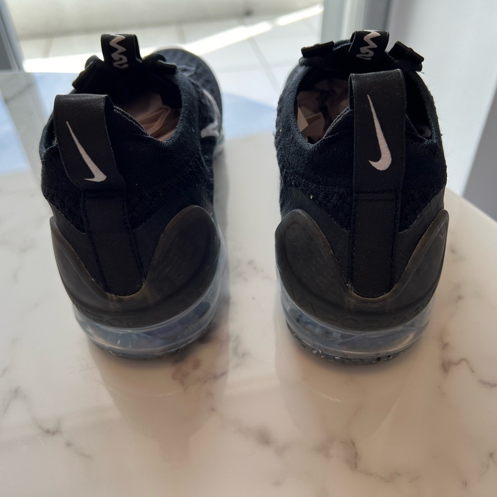 Nike Black and White Women's Sneakers - Picture 7 of 14